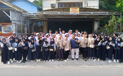 Siswa Kuliner SMK Negeri 1 Kotabaru Gelar Jumat Berkah Berbagi Takjil di Bulan Ramadhan