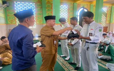 Pembagian Zakat Fitrah di SMK Negeri 1 Kotabaru 
